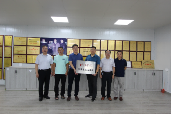 熱烈歡迎蚌埠學(xué)院黨委書記陳國龍到蚌埠隆華考察指導(dǎo)壓鑄自動化項目進展情況